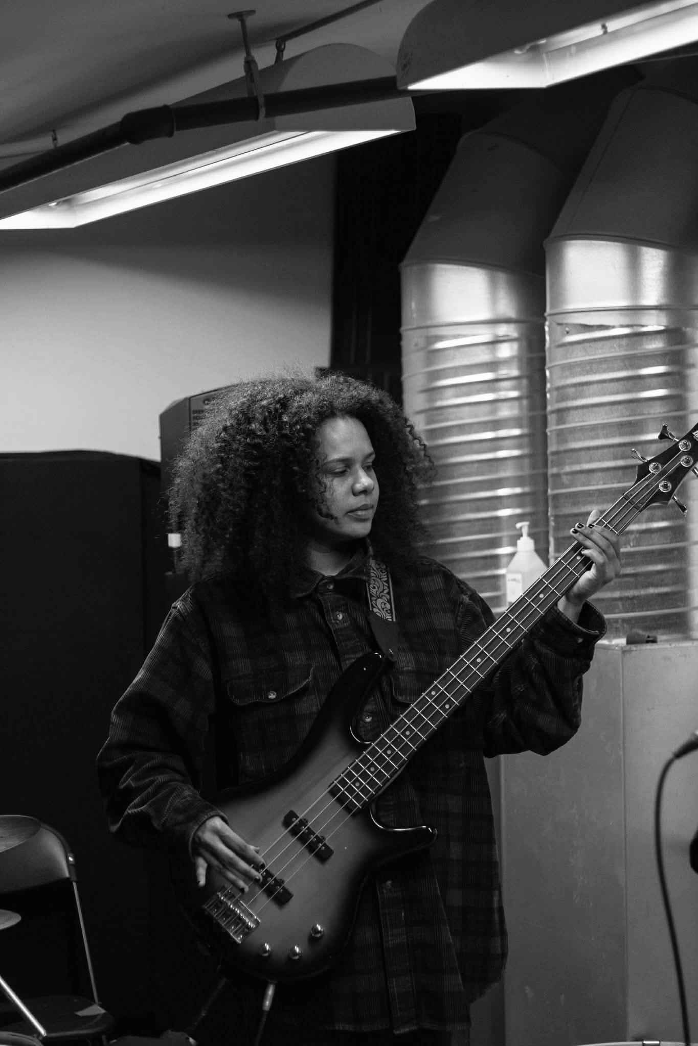 Julie spiller bass